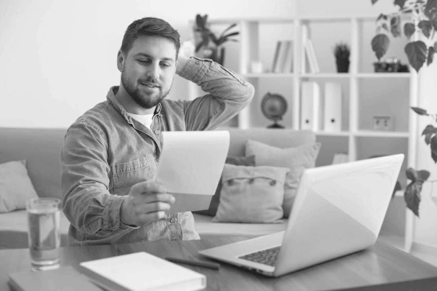 Рабочее место с современными устройствами для финансового планирования